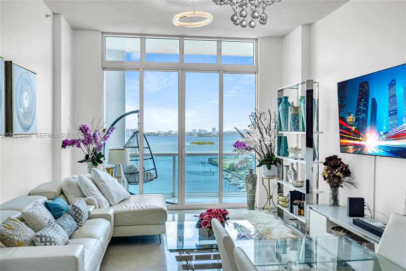 7900 Harbor Island Dr, North Bay Village FL 33141