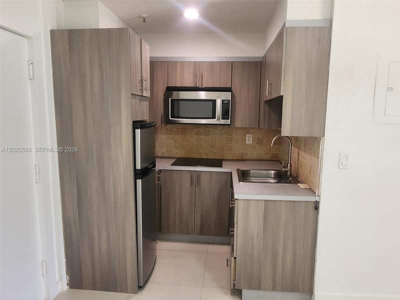 2700 Collins Ave # 208, Miami Beach FL 33140