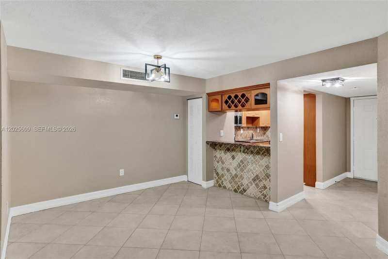 927 NE 199th St # 103, Miami FL 33179