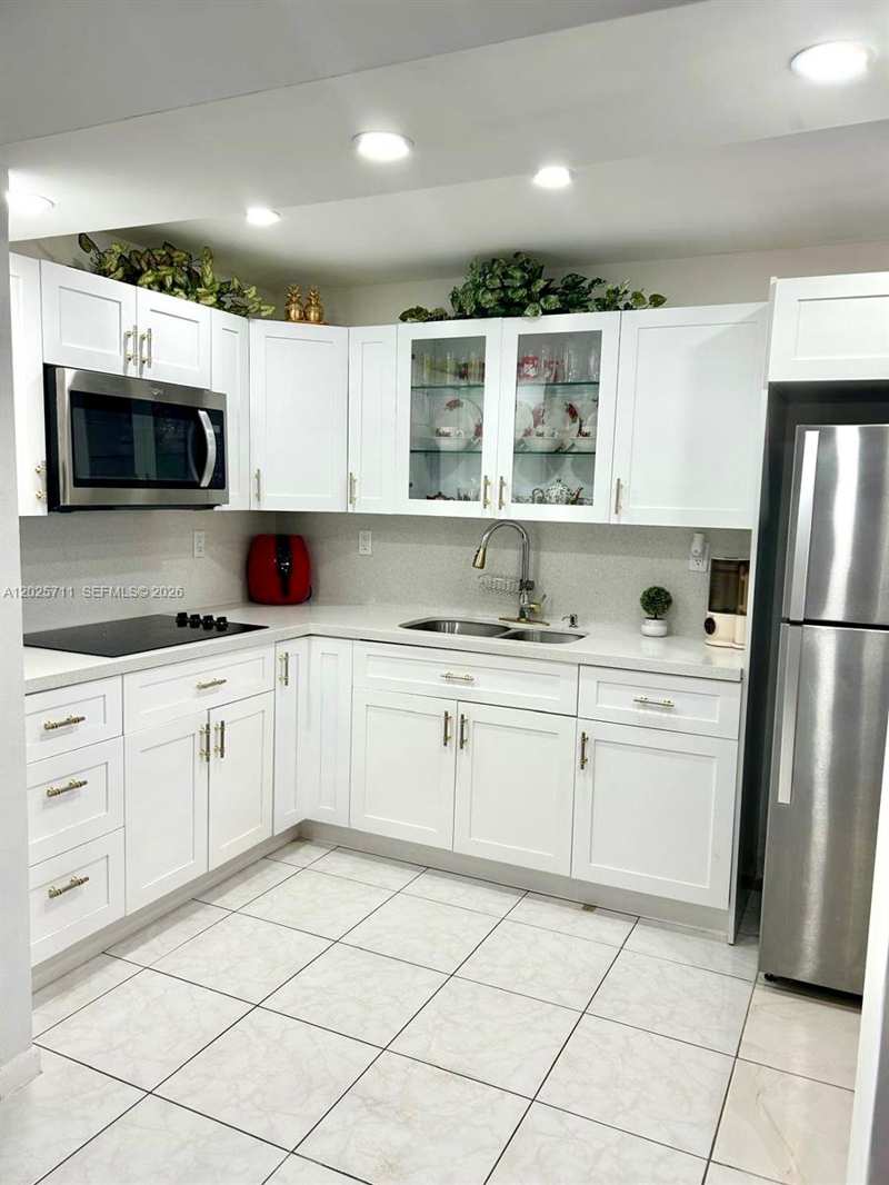 9081 Sunrise Lakes Blvd # 113, Sunrise FL 33322