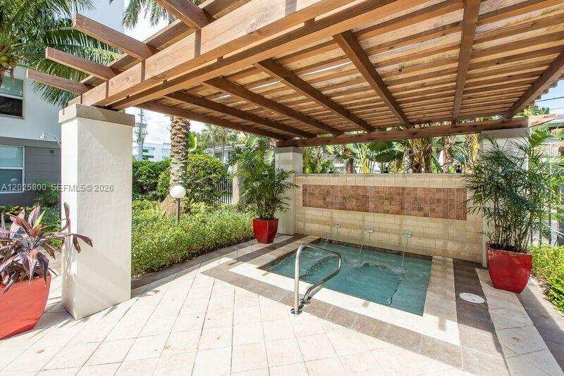 2421 NE 65th St # 408, Fort Lauderdale FL 33308