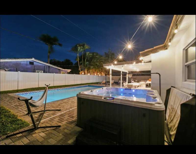 5040 NE 22nd Avenue, Lighthouse Point FL 33064