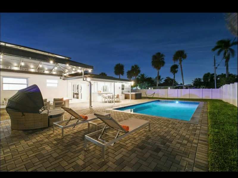 5040 NE 22nd Avenue, Lighthouse Point FL 33064