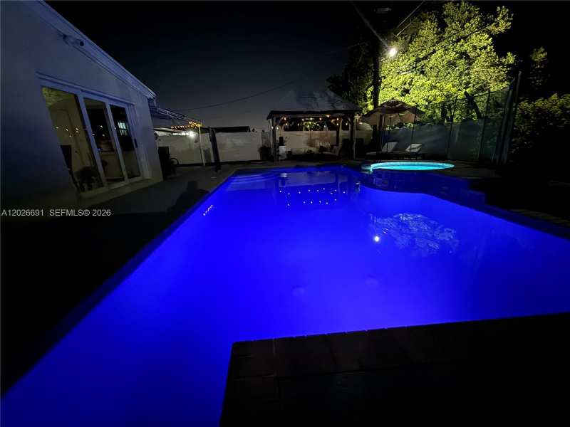 411 SW 10th Ter, Hallandale Beach FL 33009