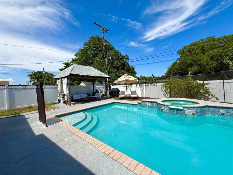 411 SW 10th Ter, Hallandale Beach FL 33009