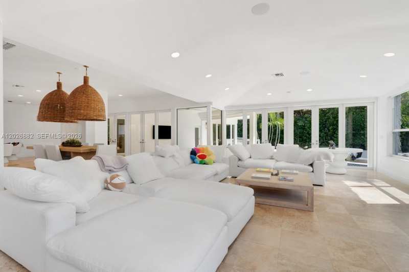 7155 E Lago Dr, Coral Gables FL 33143
