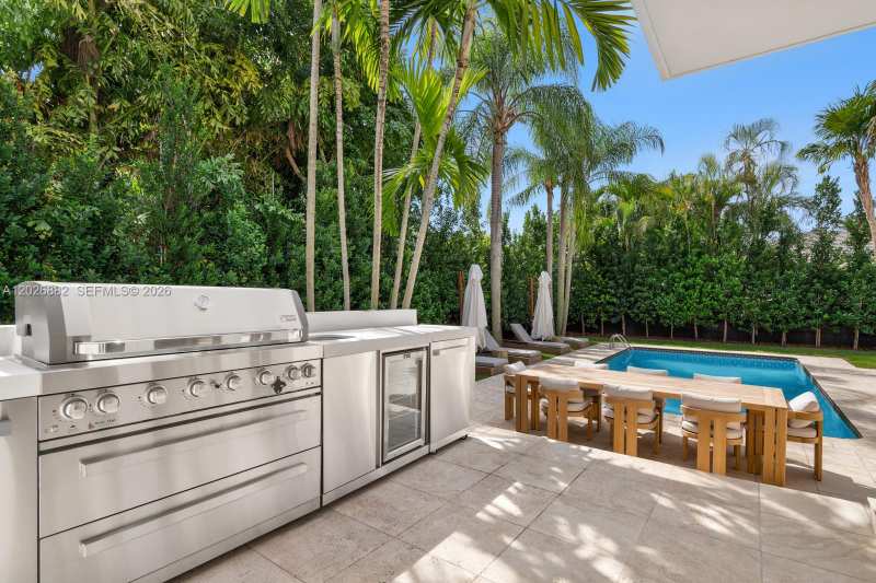 7155 E Lago Dr, Coral Gables FL 33143