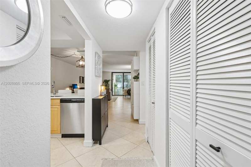 400 Commodore Dr # 206, Plantation FL 33325