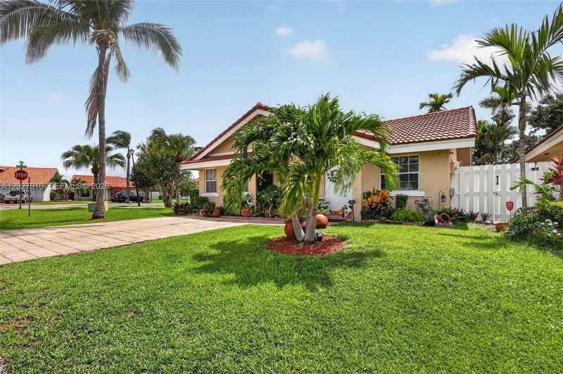 18847 NW 83rd Pl, Hialeah FL 33015