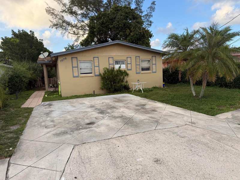 1676 W 10th Street, Riviera Beach FL 33404