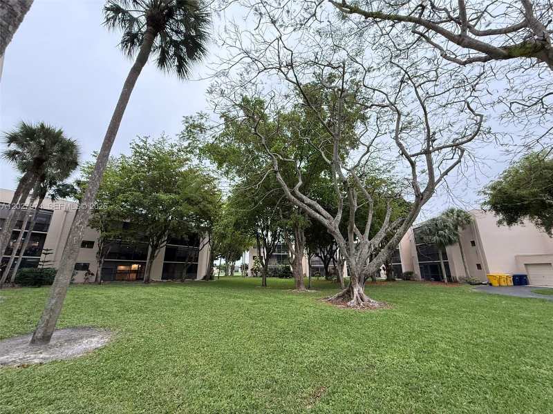 5220 Las Verdes Cir # 114, Delray Beach FL 33484
