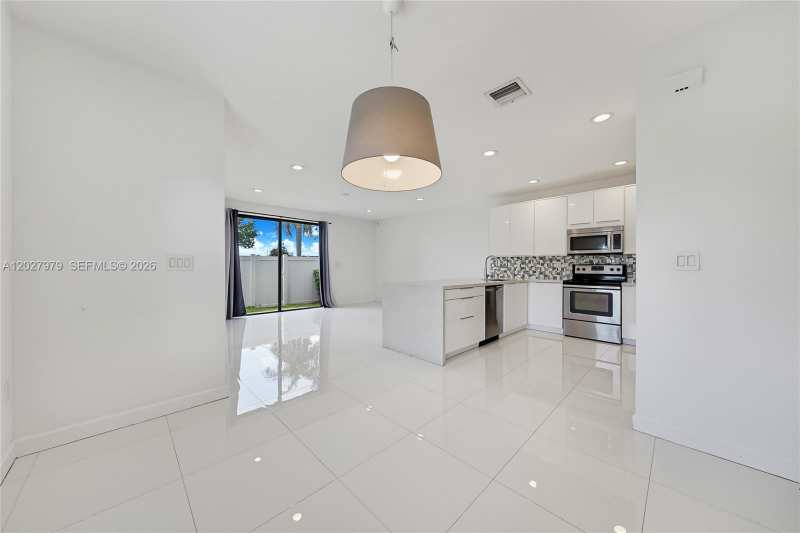476 NE 194th Ter, Miami FL 33179