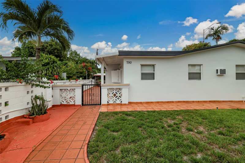790 W 73rd Pl, Hialeah FL 33014