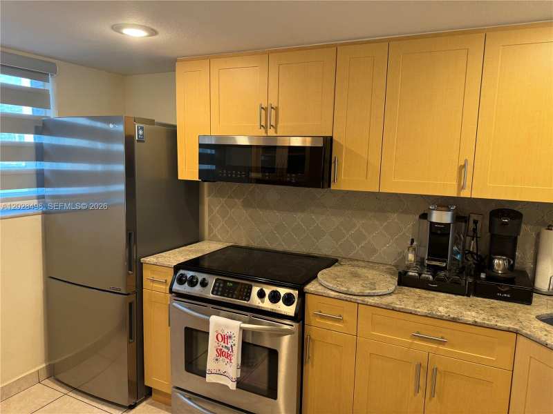 7033 NW 169th St, Hialeah FL 33015