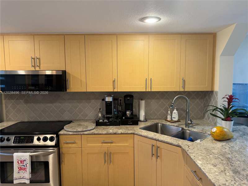 7033 NW 169th St, Hialeah FL 33015
