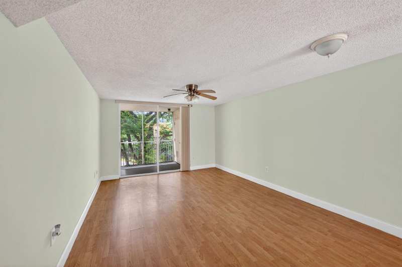 8373 Lake Drive Apt 307, Doral FL 33166