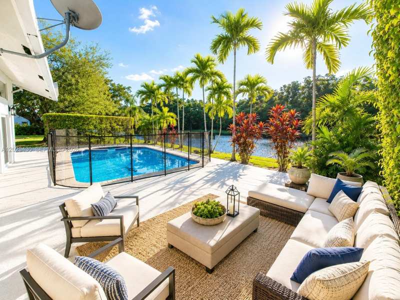 569 Spinnaker, Weston FL 33326