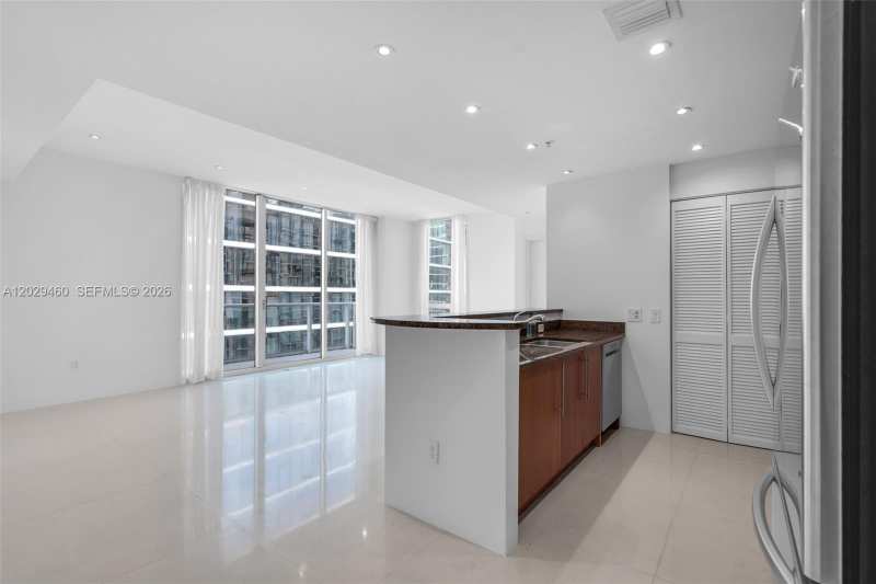 300 S Biscayne Blvd # 3702, Miami FL 33131