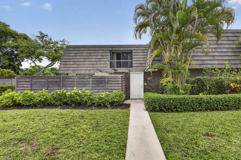 121 1st Terrace, Palm Beach Gardens FL 33418