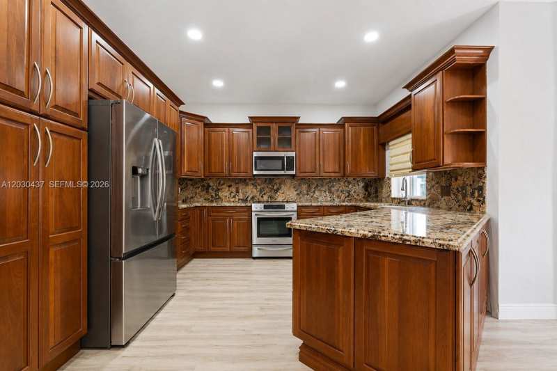 1021 NW 185th Ter, Pembroke Pines FL 33029