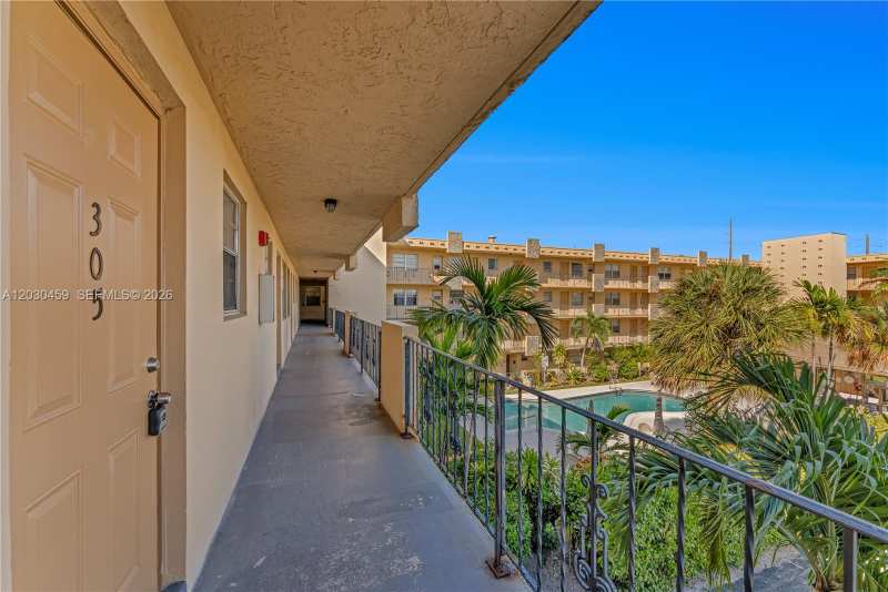 2145 Pierce St # 305, Hollywood FL 33020