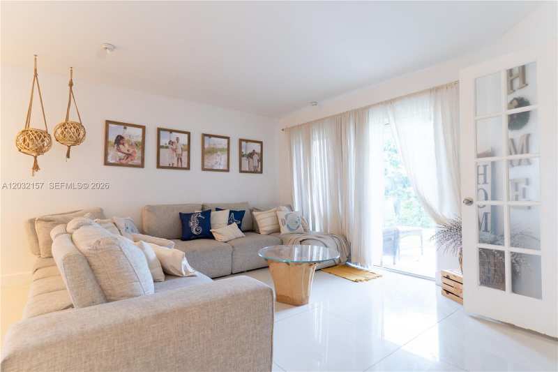 7907 N Silverado Cir, Davie FL 33024