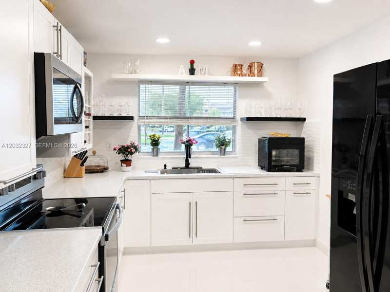 9241 Sunrise Lakes Blvd # 109, Sunrise FL 33322