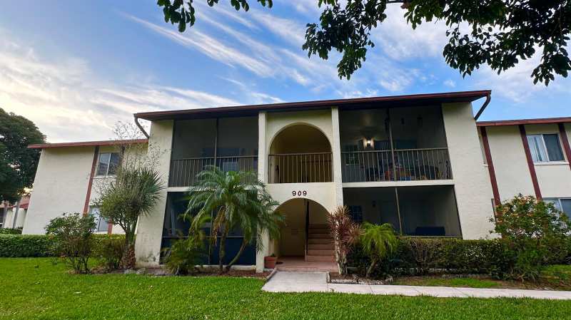 4988 Sable Pine Circle # C2, West Palm Beach FL 33417