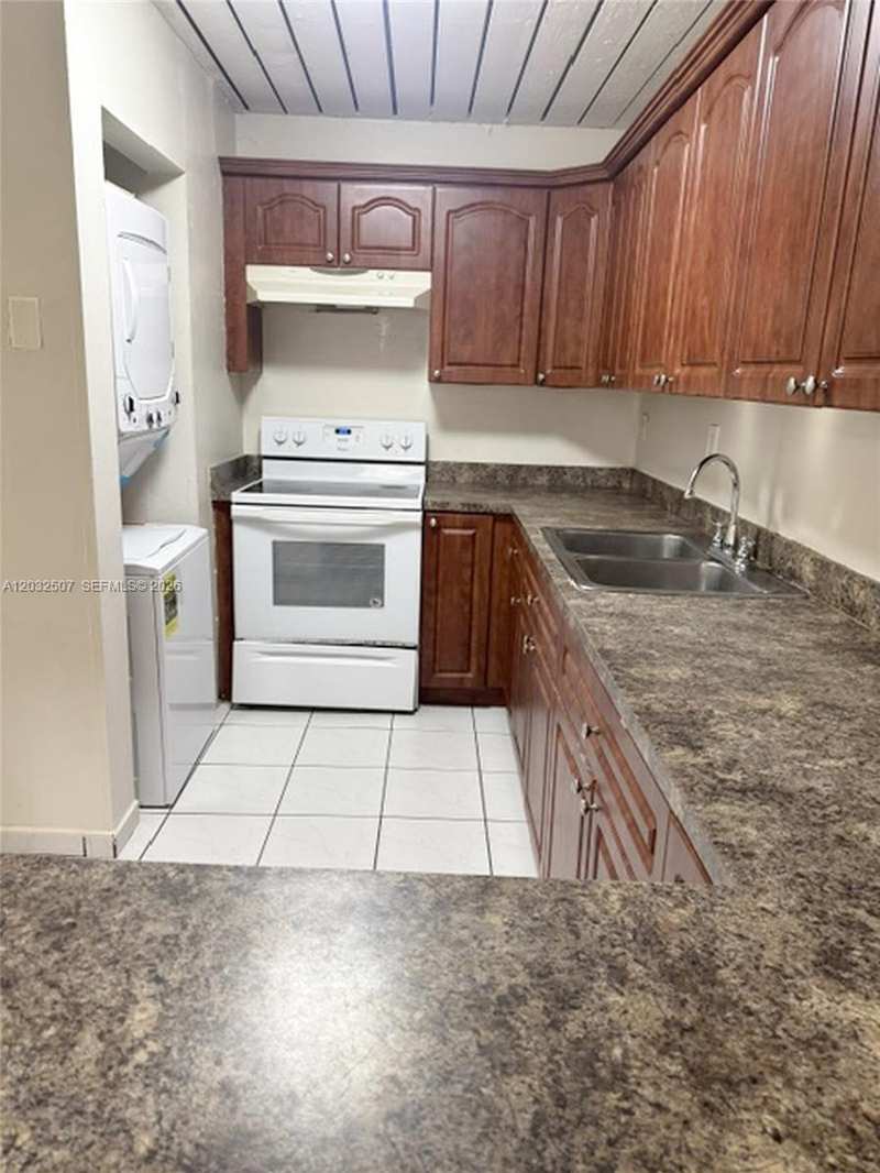 10000 NW 80th Ct # 2249, Hialeah Gardens FL 33016