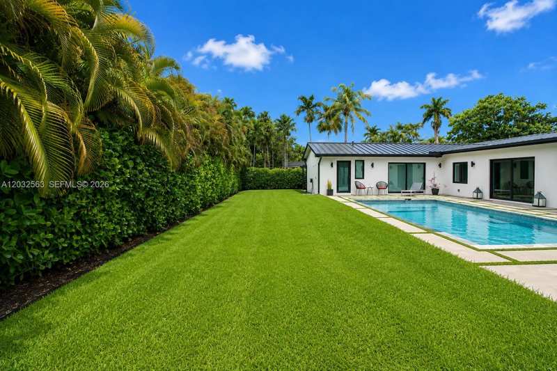 8700 SW 175th St, Palmetto Bay FL 33157