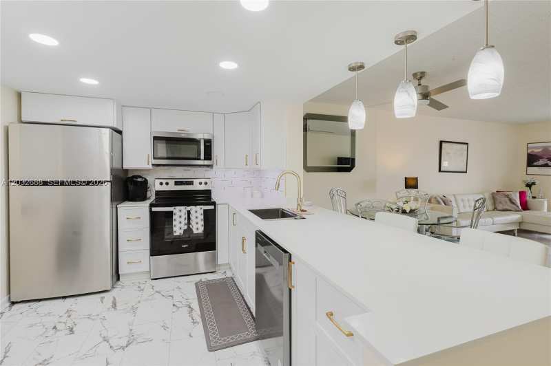 424 SE 10th St # 204, Dania Beach FL 33004