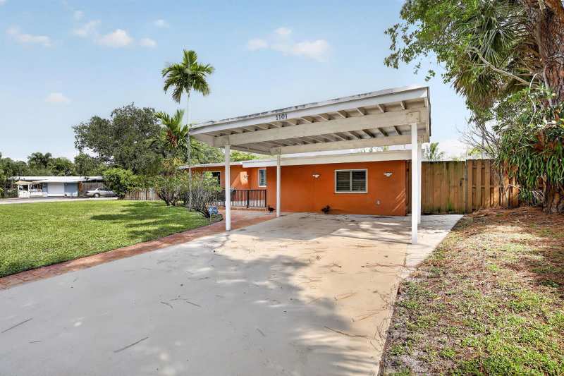 1101 E Country Club Circle, Plantation FL 33317