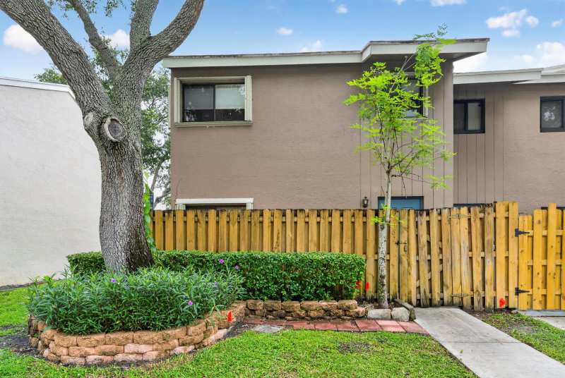 5182 S University Drive, Davie FL 33328