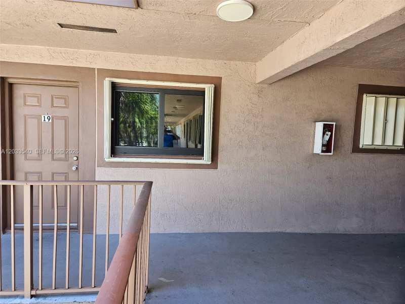 2348 W 56th St # 19, Hialeah FL 33016