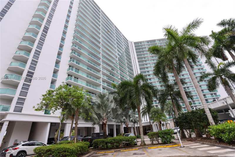 100 Bayview Dr # 527, Sunny Isles Beach FL 33160