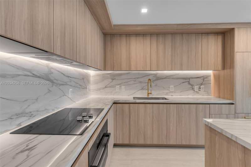 77 SE 5 th st, Miami FL 33131