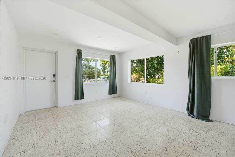 127 NW 74th St # 4, Miami FL 33150