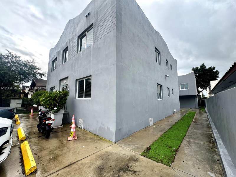 1684 SW 10th St, Miami FL 33135