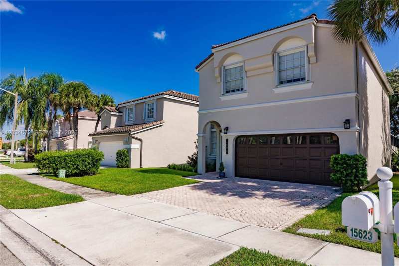 15623 NW 5th St, Pembroke Pines FL 33028