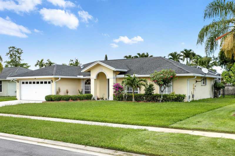106 Venetian Lane, Royal Palm Beach FL 33411