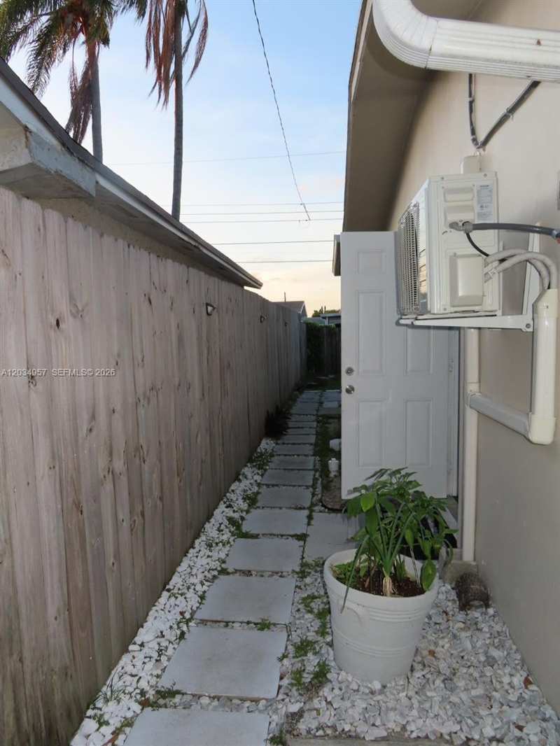 8571 NW 11th St REAR, Pembroke Pines FL 33024