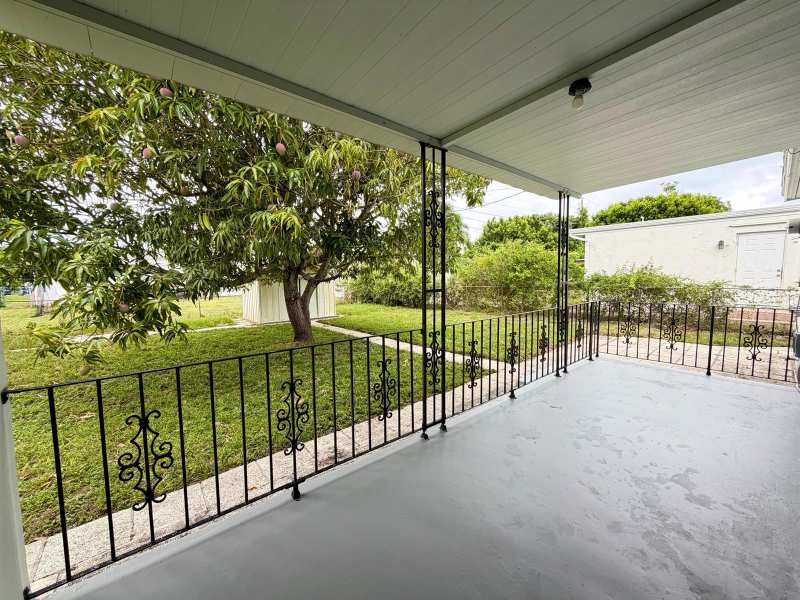831 El Prado, West Palm Beach FL 33405