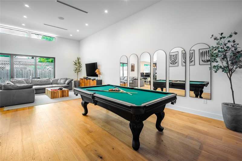 243 NW 42nd St, Miami FL 33127