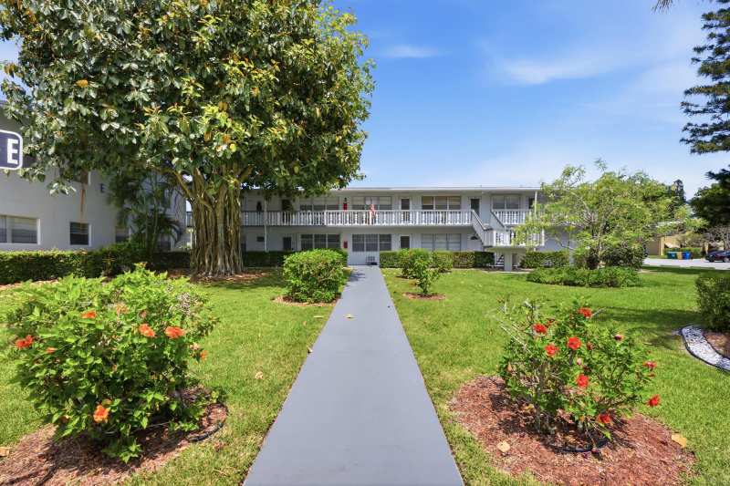 98 E Cambridge E, West Palm Beach FL 33417