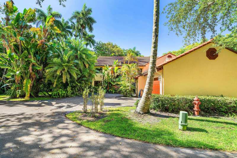 16 Via Lago, Boynton Beach FL 33435