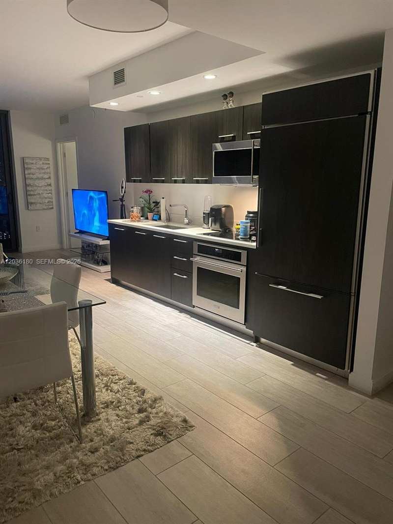 45 SW 9th St # 1409, Miami FL 33130