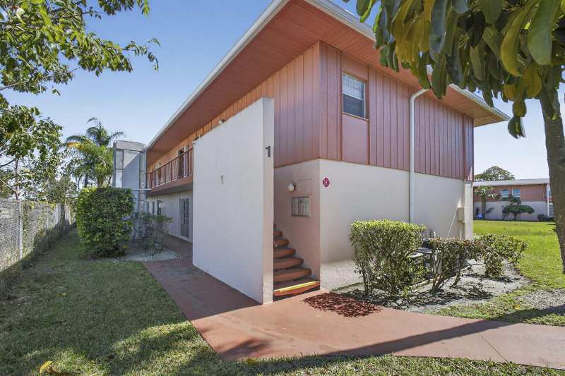 1 Golfs Edge # F, West Palm Beach FL 33417