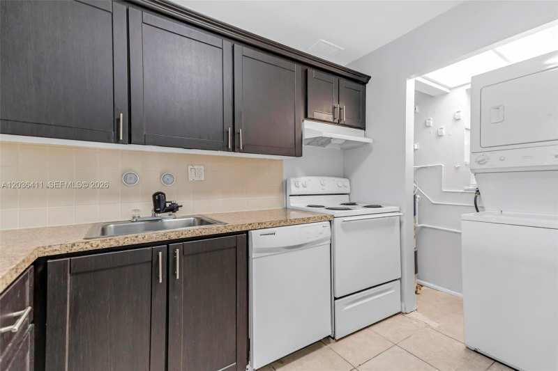 7900 Fairview Dr # 105, Tamarac FL 33321