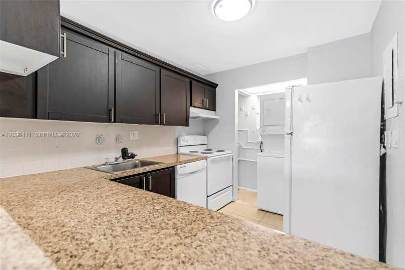 7900 Fairview Dr # 105, Tamarac FL 33321