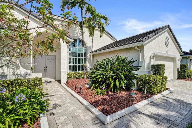2863 E Abiaca Cir, Davie FL 33328